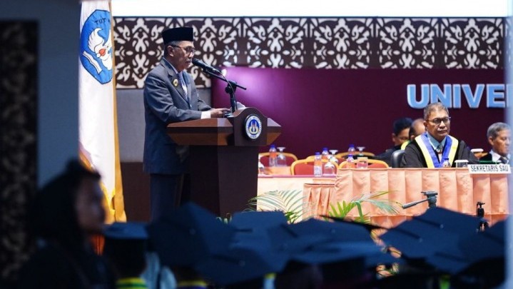 Program Pendidikan di Riau Dipaparkan Gubri dalam Orasi Ilmiah Wisuda UNP