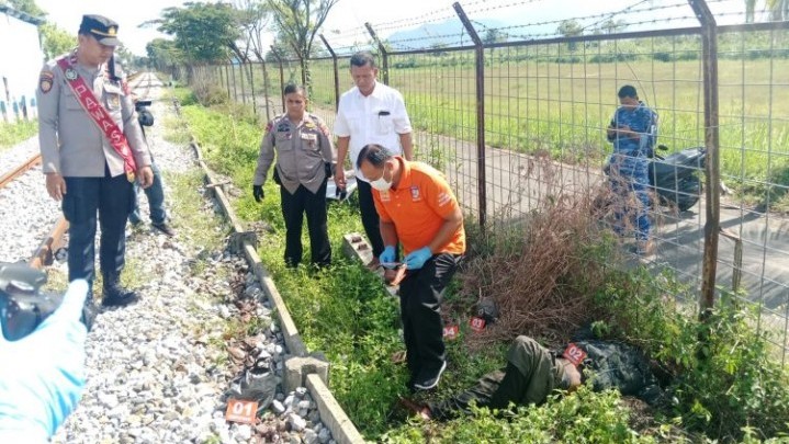 Mayat Tergeletak di Pinggir Rel Kereta Api Depan Lanud Sutan Sjahrir