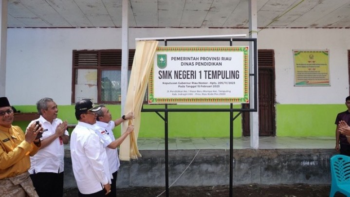 SMK Negeri 1 Tempuling Diresmikan Gubri Syamsuar SMK Negeri 1 Tempuling Diresmikan Gubri Syamsuar