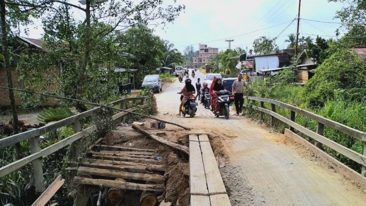 Dinas PUPR Riau Perbaiki Jembatan Ambruk di Inhil Dinas PUPR Riau Perbaiki Jembatan Ambruk di Inhil