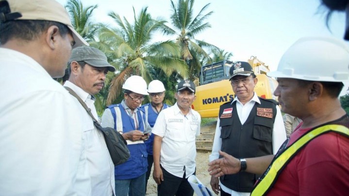 Bupati HM Wardan Tinjau Pengerjaan Jalan Lintas Tembilahan-Enok