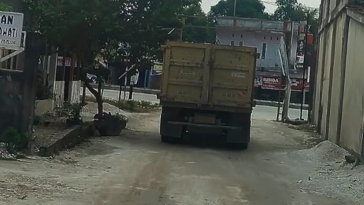 Masyarakat Desa Kualu Nenas Kampar Kesalkan Banyak Jalan Berlobang Akibat Mobil Material Jalan Tol dan Galian C Masyarakat Desa Kualu Nenas Kampar Kesalkan Banyak Jalan Berlobang Akibat Mobil Material Jalan Tol dan Galian C