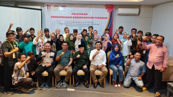 Puluhan Pekebun Sawit di Siak Diberi Pelatihan Khusus Pengembangan SDM Puluhan Pekebun Sawit di Siak Diberi Pelatihan Khusus Pengembangan SDM