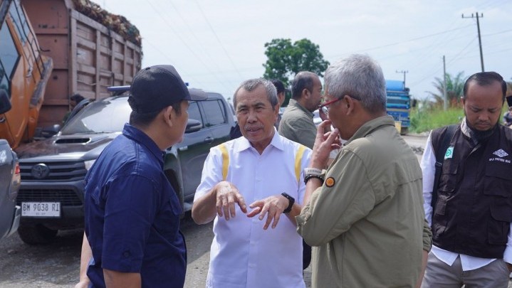 Pembangunan Jalan Terkedala Banjir, Camat dan Kades Diminta Gubri Berunding