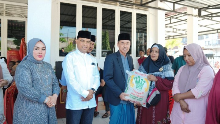 Bupati Rohil Salurkan Sembako di Momentum Idul Adha Bupati Rohil Salurkan Sembako di Momentum Idul Adha