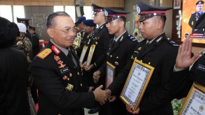 Kapolda Sumbar Beri Penghargaan Khsus pada 2 Warga dan 5 Polisi Kapolda Sumbar Beri Penghargaan Khsus pada 2 Warga dan 5 Polisi