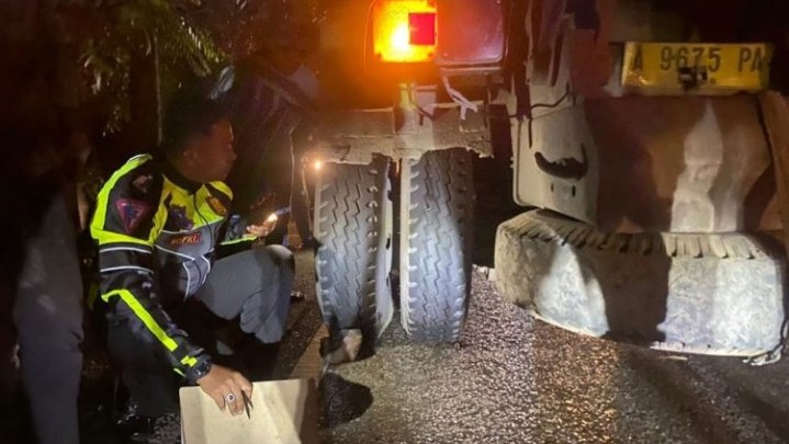 Jatuh saat Menyalip, Pemotor Meninggal Terlindas Truk