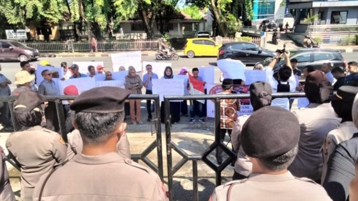 Warga Nanggalo Gelar Aksi ke Disdik Sumbar, Protes PPDB Jalur Zonasi Warga Nanggalo Gelar Aksi ke Disdik Sumbar, Protes PPDB Jalur Zonasi