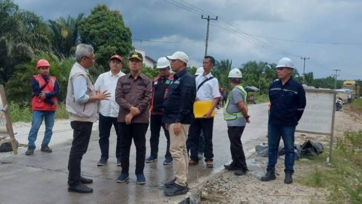 Gubernur Riau Tinjau Pembangunan Jalan Rigid Mahato - Simpang Manggala Gubernur Riau Tinjau Pembangunan Jalan Rigid Mahato - Simpang Manggala