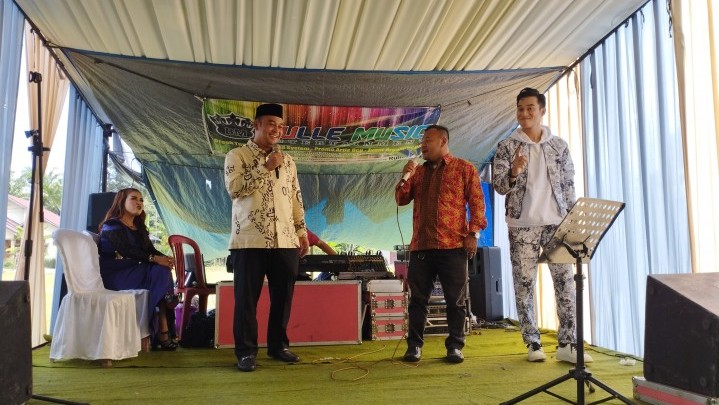Duet dengan Defry Lida 2020, Ketua DPRD Kampar Sumbangkan Suara Emas di Pernikahan Kemenakan Mantan Kades Terantang Duet dengan Defry Lida 2020, Ketua DPRD Kampar Sumbangkan Suara Emas di Pernikahan Kemenakan Mantan Kades Terantang