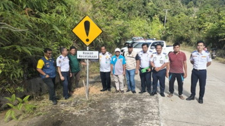 Dishub Riau Pasang Rambu Peringatan di Desa Muara Selaya Lokasi Kecelakaan Mahasiwa Unri