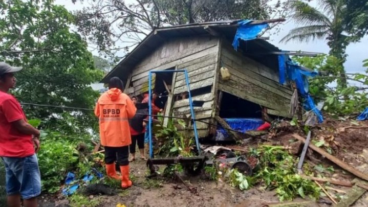 Bencana di Tiga Wilayah Sumbar, 2 Warga Meninggal Tertimbun Longsor Bencana di Tiga Wilayah Sumbar, 2 Warga Meninggal Tertimbun Longsor