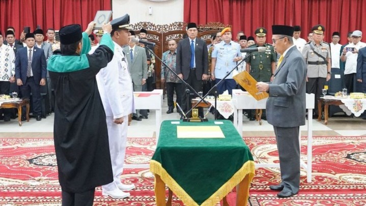 Dilantik Gubri, Suhardiman Amby Jadi Bupati Definitif Kuansing Dilantik Gubri, Suhardiman Amby Jadi Bupati Definitif Kuansing