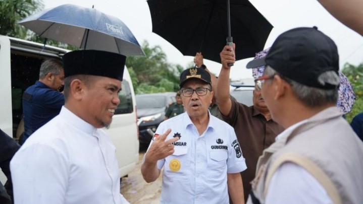 Gubri Syamsuar dan Komisi V DPR RI Tinjau Jalan Lintas Bono Gubri Syamsuar dan Komisi V DPR RI Tinjau Jalan Lintas Bono