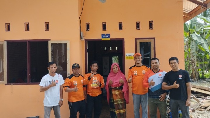 DPC PKS Tambang Gotong Royong Perbaiki Rumah Warga Kurang Mampu