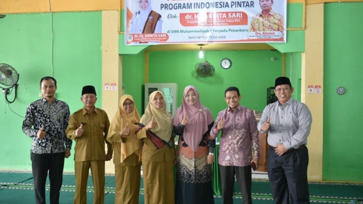 dr. Arnita Sari Salurkan Beasiswa PIP kepada 500 Siswa se-Pekanbaru, Salah Satunya ke SMK Muti