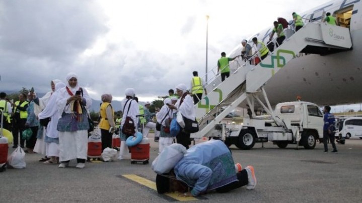Jemaah Haji Kloter Pertama Debarkasi Padang Sampai di Tanah Air Jemaah Haji Kloter Pertama Debarkasi Padang Sampai di Tanah Air