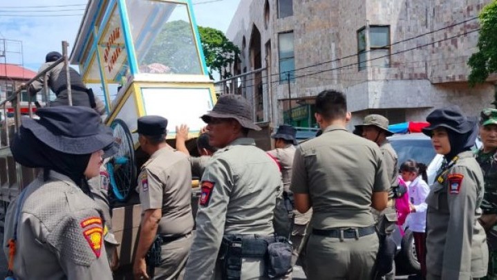 Petugas Satpol PP Angkut Lapak PKL Pasar Raya Padang Petugas Satpol PP Angkut Lapak PKL Pasar Raya Padang