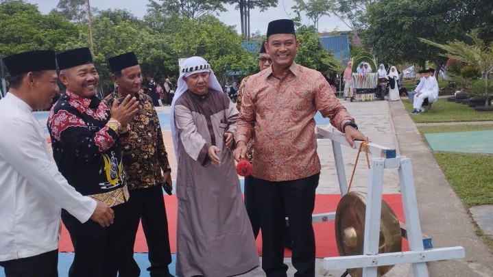 Bersama Ninik Mamak, Ketua DPRD Kampar Buka Secara Resmi Gebyar 1 Muharram di MAN 3 Kampar