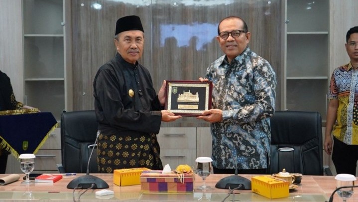 Tim IMT-GT Temui Gubri Syamsuar, Paparkan Rencana Operasional Roro Dumai-Malaka Tim IMT-GT Temui Gubri Syamsuar, Paparkan Rencana Operasional Roro Dumai-Malaka