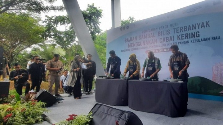 Sambal Bilis dari Batam Pecahkan Rekor Muri Sambal Bilis dari Batam Pecahkan Rekor Muri