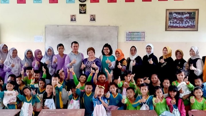Forum Pekanbaru Kota Bertuah Berikan Bantuan Pendidikan ke Murid SDN 195 Tenayan Raya Forum Pekanbaru Kota Bertuah Berikan Bantuan Pendidikan ke Murid SDN 195 Tenayan Raya