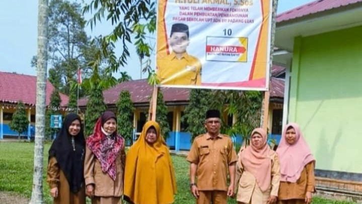 Komisi III DPRD Kampar, H Yuli Akmal SSos Realiasikan Berbagai Bantuan di Desa Padang Luas