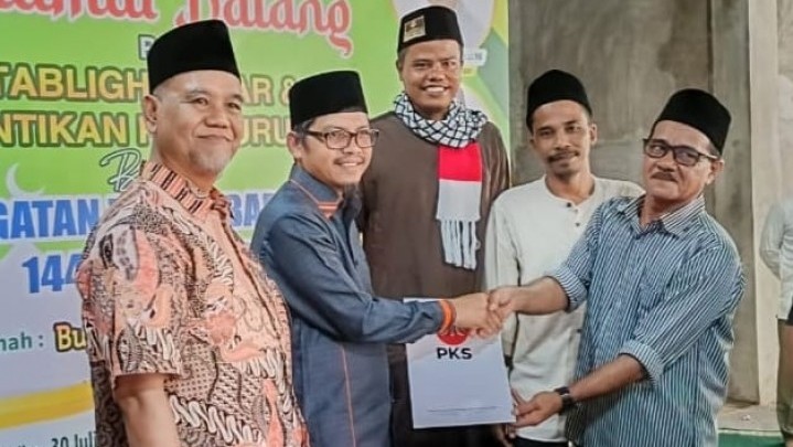 Tokoh Gusdar Serahkan Berkas Saidul Tombang sebagai Calon Wakil Bupati ke Ketua PKS Kampar