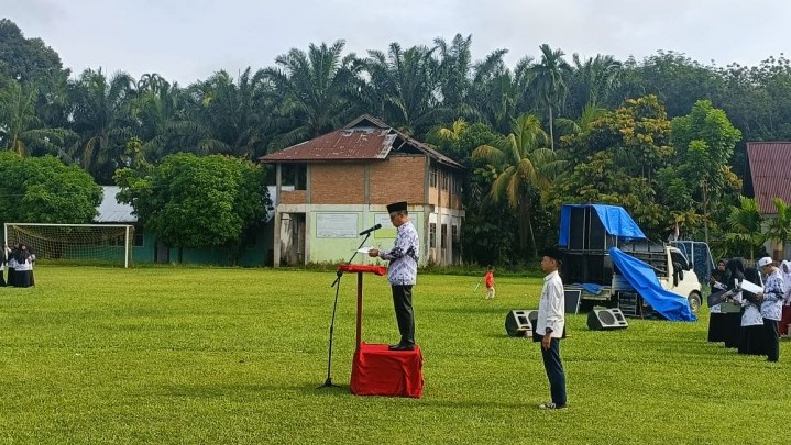 Ali Yunus Pimpin Upacara HUT PGRI ke 78 dan Milad Muhammadiyah ke 111 di Desa Gobah Ali Yunus Pimpin Upacara HUT PGRI ke 78 dan Milad Muhammadiyah ke 111 di Desa Gobah