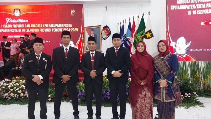 Usai Dilantik, Andi Putra Dipercaya Pimpin KPU Kampar dan Ini Divisi Komiosioner Lainnya Usai Dilantik, Andi Putra Dipercaya Pimpin KPU Kampar dan Ini Divisi Komiosioner Lainnya