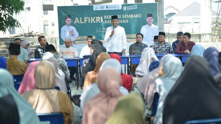UPZ Al Fikri dan Wali Murid Berbagi Sembako dengan Masyarakat Kurang Mampu UPZ Al Fikri dan Wali Murid Berbagi Sembako dengan Masyarakat Kurang Mampu