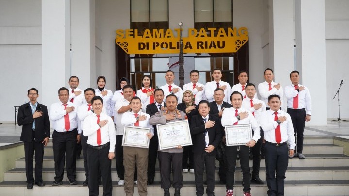 Dinilai Berkinerja Gemilang, Polda Riau Terima Presisi Award dari Lemkapi