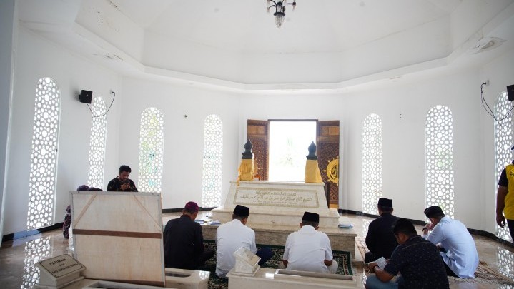 Ziarah ke Makam Datu Sapat, Suwai Paslon yang Hormat Pada Tokoh Agama dan Budaya