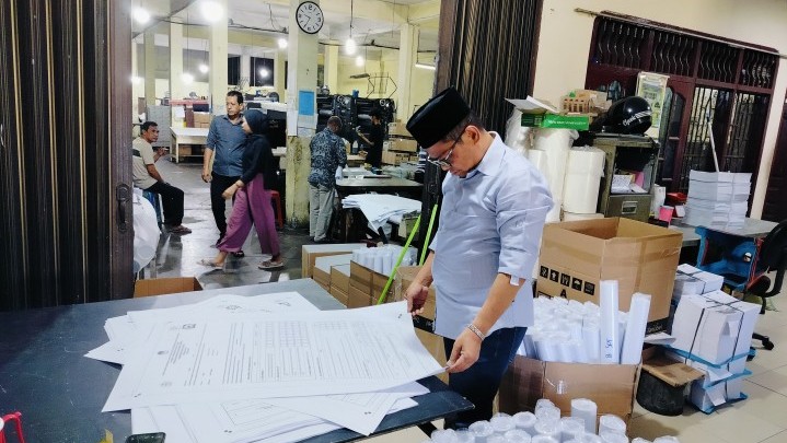 KPU Se-Riau Sudah Sortir dan Lipat Surat Suara. KPU Se-Riau Sudah Sortir dan Lipat Surat Suara.