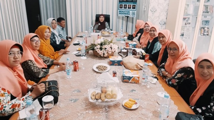 Resmi ditanda tangani , Sewitri mengajak pengurus FPKB untuk melakukan Pembinaan dan membantu pemasaran UMKM di Pekanbaru. Resmi ditanda tangani , Sewitri mengajak pengurus FPKB untuk melakukan Pembinaan dan membantu pemasaran UMKM di Pekanbaru.