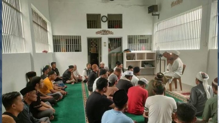 Bina Kepribadian, Warga Binaan Lapas Narkotika Rumbai Ikuti Kajian Sebelum Sholat Jamaah Dzuhur