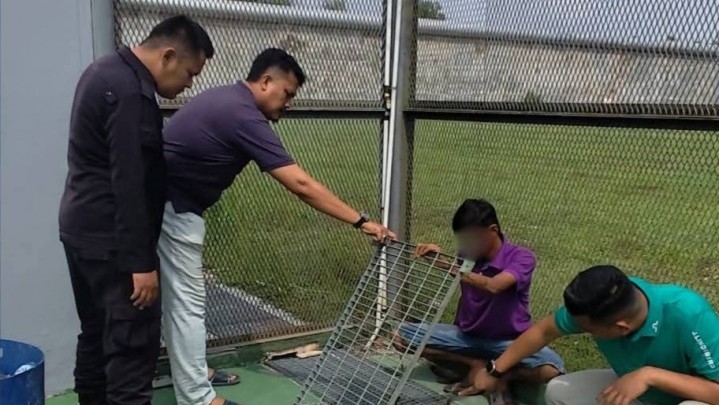 Jaga Lingkungan, Lapas Narkotika Rumbai Lakukan Perbaikan Saluran Pembuangan Air Jaga Lingkungan, Lapas Narkotika Rumbai Lakukan Perbaikan Saluran Pembuangan Air