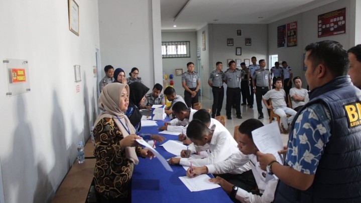 Komitmen Bebas Narkoba, Lapas Narkotika Rumbai Gelar Test Urine Bagi Pegawai Dan WBP Komitmen Bebas Narkoba, Lapas Narkotika Rumbai Gelar Test Urine Bagi Pegawai Dan WBP