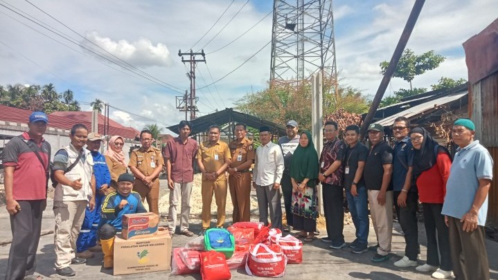 Camat Kulim Dampingi Dinsos Pekanbaru Serahkan Bantuan ke Warga Terdampak Kebakaran Camat Kulim Dampingi Dinsos Pekanbaru Serahkan Bantuan ke Warga Terdampak Kebakaran