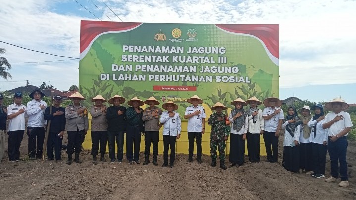 Dukung Ketahanan Pangan Nasional, Polsek Binawidya Tanam Jagung Serentak Kuartal Tiga di Sidomulyo Barat Dukung Ketahanan Pangan Nasional, Polsek Binawidya Tanam Jagung Serentak Kuartal Tiga di Sidomulyo Barat