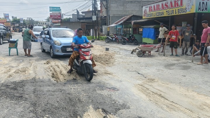 Bertahun Jalan Berlubang, Warga Perbatasan Kampar Merasa Di Anak Tirikan Bertahun Jalan Berlubang, Warga Perbatasan Kampar Merasa Di Anak Tirikan