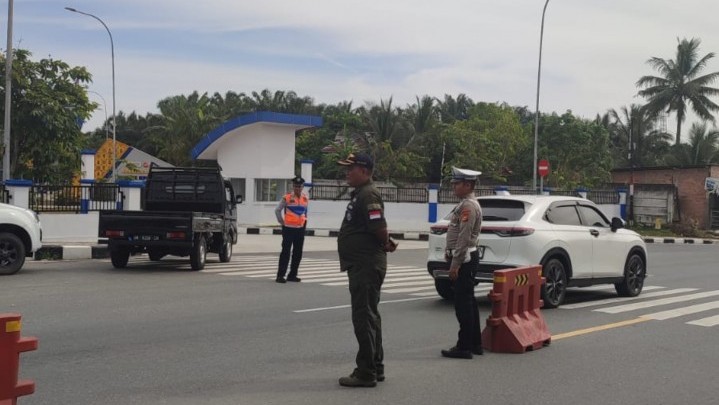 Dishub Pekanbaru dan Petugas Gabungan Tilang 48 Travel Gelap Operasi Patuh LK