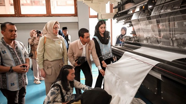 Minat dan Serapan Tenaga Kerja Tinggi, Hendry Munief Dorong Pemerintah Tingkatkan Kompetensi Sekolah Perindustrian Minat dan Serapan Tenaga Kerja Tinggi, Hendry Munief Dorong Pemerintah Tingkatkan Kompetensi Sekolah Perindustrian