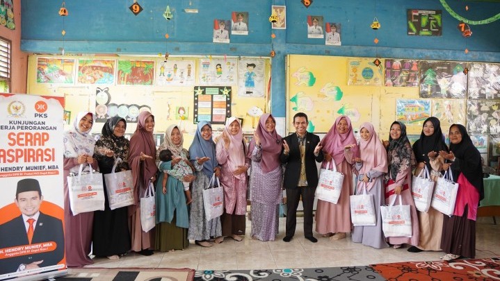 Hendry Munief Keliling Siak, Serahkan Beasiswa PIP, NIB dan Sertifikat Halal