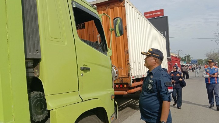 48 Kendaraan ODOL di Suruh Putar Balik Oleh Petugas Operasi Gabungan 48 Kendaraan ODOL di Suruh Putar Balik Oleh Petugas Operasi Gabungan