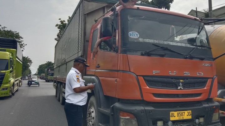 Dishub Pekanbaru dan Polda Riau Razia Truk ODOL, 20 Kendaran Di Suruh Putar Balik