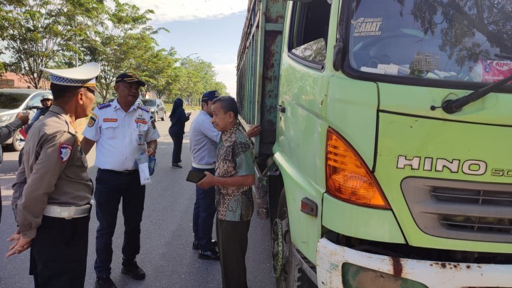 Sebanyak Dua Puluh Tiga Truk Tonase Besar Di Suruh Putar Balik Oleh Petugas Operasi Sebanyak Dua Puluh Tiga Truk Tonase Besar Di Suruh Putar Balik Oleh Petugas Operasi