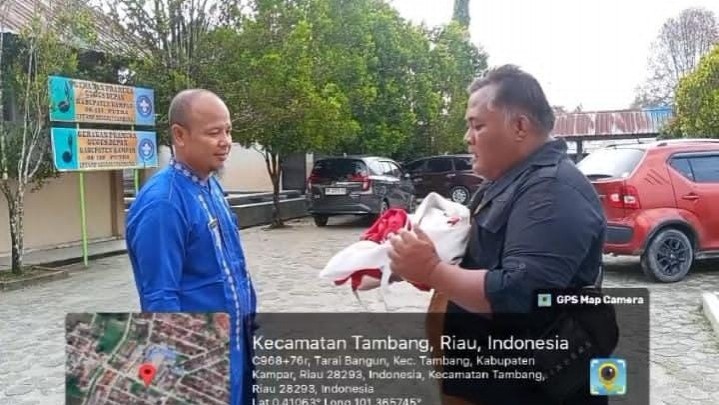 Dibiarkan Bendera Lusuh Dikibarkan Jelang HUT RI, Orang Tua Murid Sumbangkan Bendera Baru ke SMPN 7 Tambang