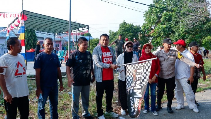 Meriahkan HUT ke-80 RI, Camat Kulim Fajri Adha Jalan Santai bersama Ratusan Warga di RW 16 Mentangor Meriahkan HUT ke-80 RI, Camat Kulim Fajri Adha Jalan Santai bersama Ratusan Warga di RW 16 Mentangor