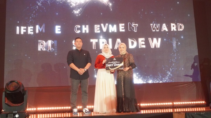 Rici Satria Dewi Penerima Umrah Lifetime Achievement Award Dedindo Jaya Perkasa Rici Satria Dewi Penerima Umrah Lifetime Achievement Award Dedindo Jaya Perkasa